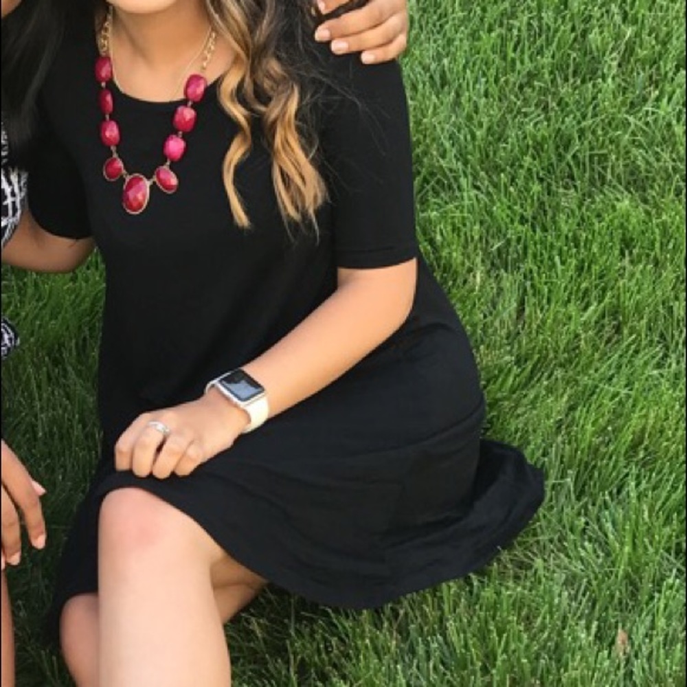 FLOWY BLACK DRESS